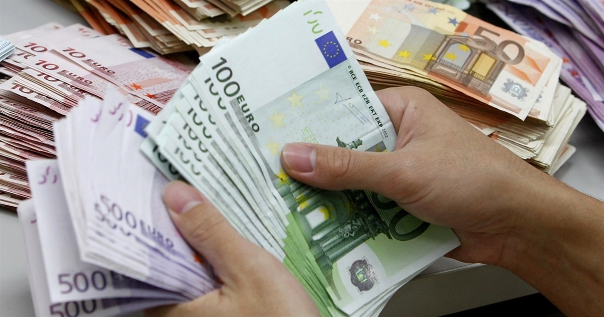 Курс валют наприкінці липня: чи буде долар по 45 гривень і чому експерти не радять продавати євро