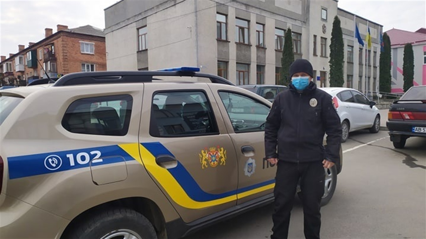 У Жмеринці поліцейські через гучномовець інформують населення про необхідність дотримання карантину