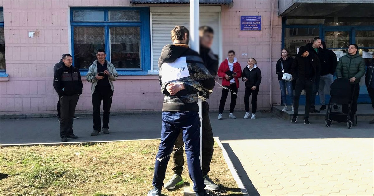 У Жмеринці в центрі міста спіймали та прикували до опори мародерів
