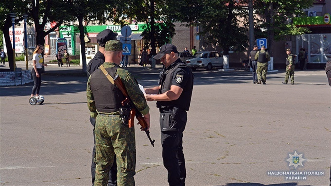 Гранати поштою та кілограми наркотиків: що вилучили та які злочини розкрили поліцейські у Волновасі