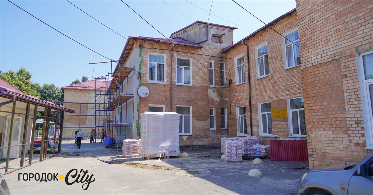 У Городку утеплюють один із корпусів лікарні: яка вартість робіт та коли їх планують завершити
