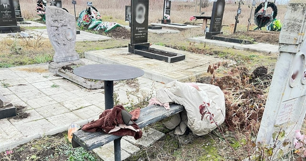 У Ворожбі 63-річна зловмисниця пошкодила двадцять сім пам’ятників на міському кладовищі