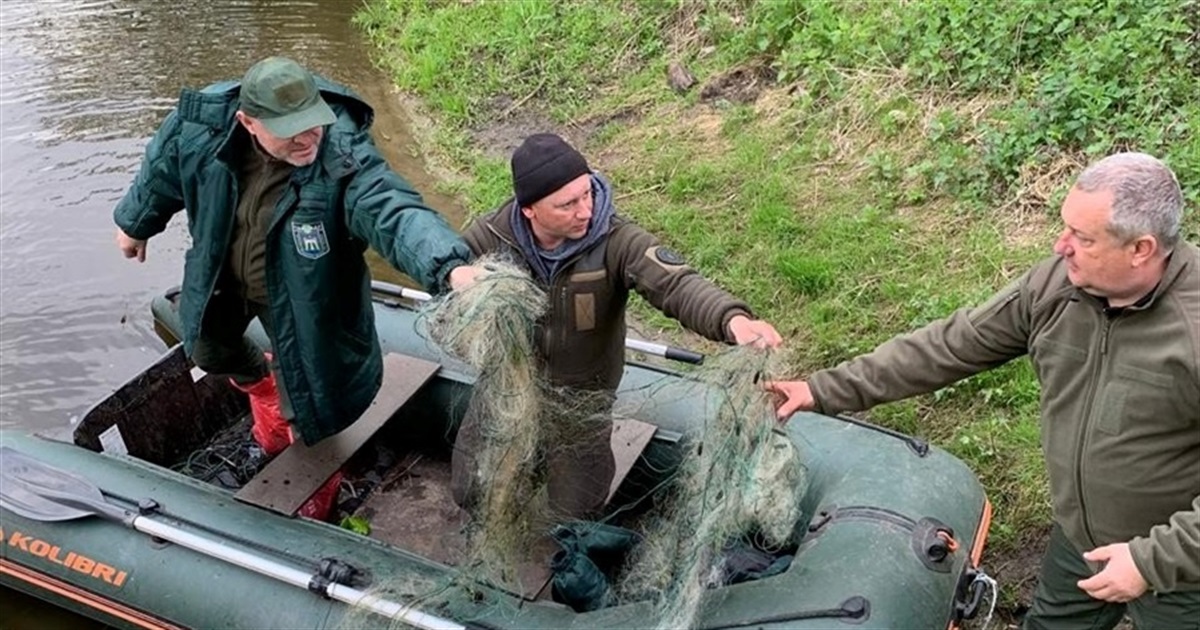 На Звягельщині екоінспектори виявили 100 метрів заборонених сіток: тривають рейди на Случі