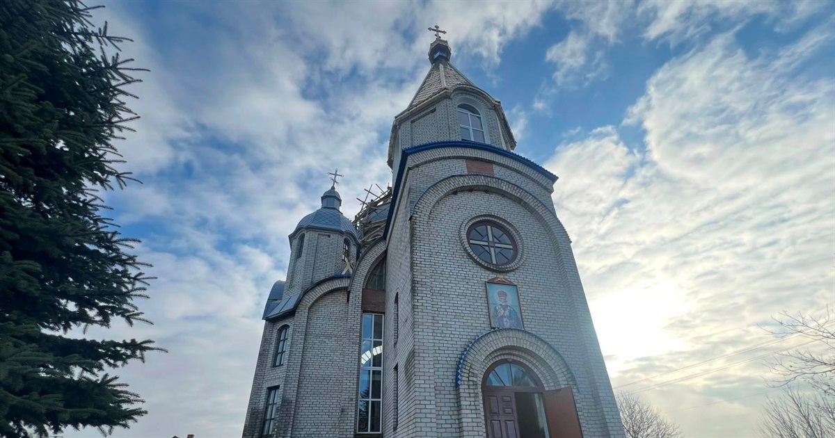 Єпископ ПЦУ Паїсій освятив надкупольний центральний хрест храму в с. Великий Молодьків