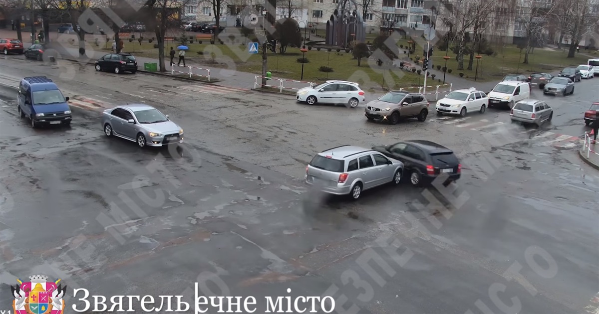 Дві автівки не розминулися на перехресті у Звягелі: відео системи "Безпечне місто"