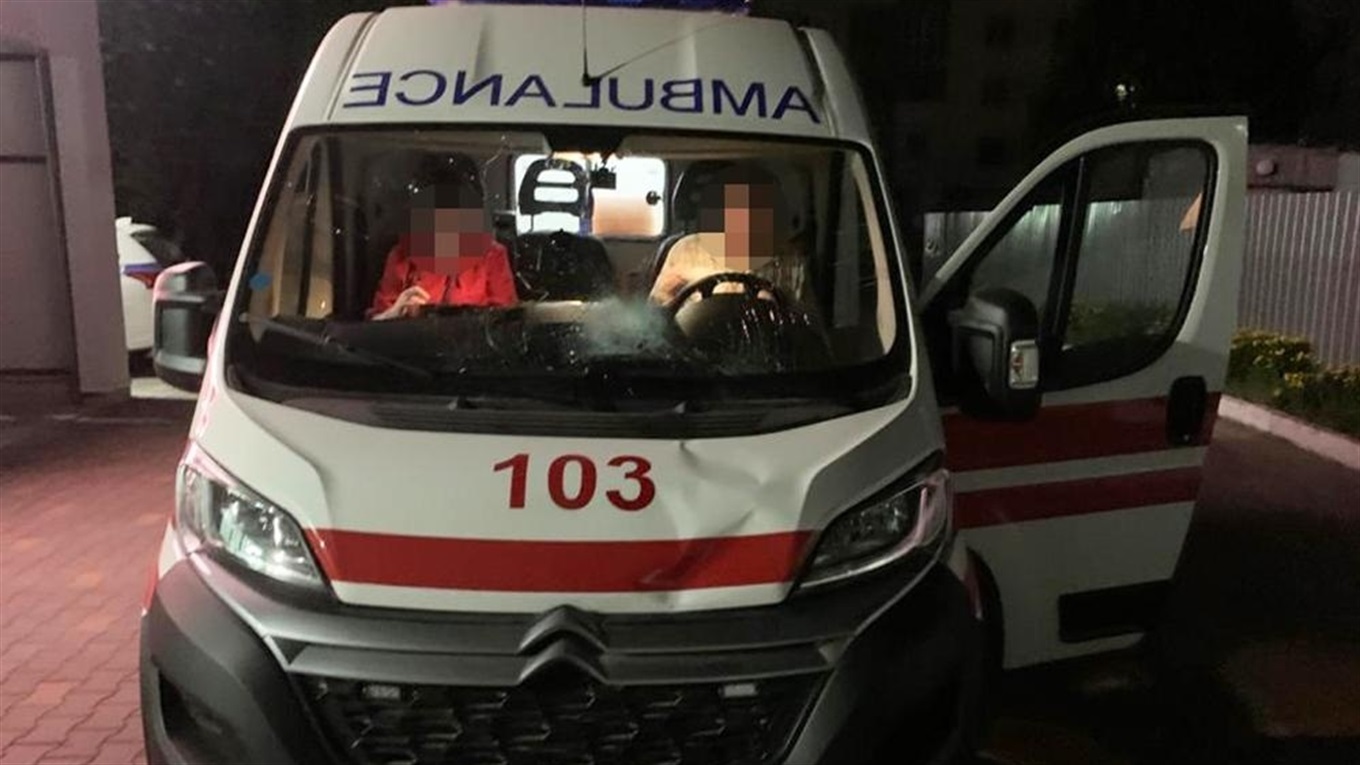Вночі у Новограді під колеса швидкої потрапив пішохід: поліція з'ясовує обставини