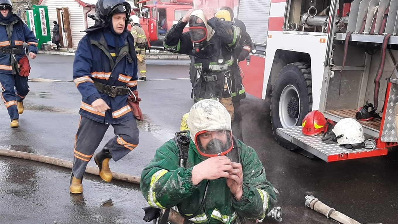 Пожежу будівлі Долинської ЦРЛ локалізували: жертв та постраждалих немає