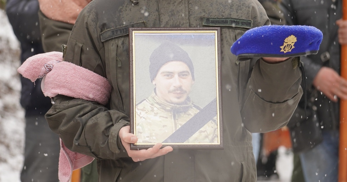 «Мої брати воюють, а я що?». У селі Курівка поховали 22-річного Богдана Сосніцького