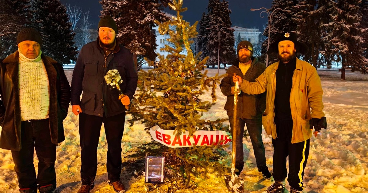 У центрі Краматорська посадили ялинку в пам'ять волонтерів, які загинули під час евакуацій