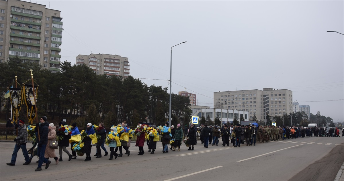 Воїни світла, як ангели, летять у засвіти. Нетішин віддав останню шану Герою Віталію Ковбі