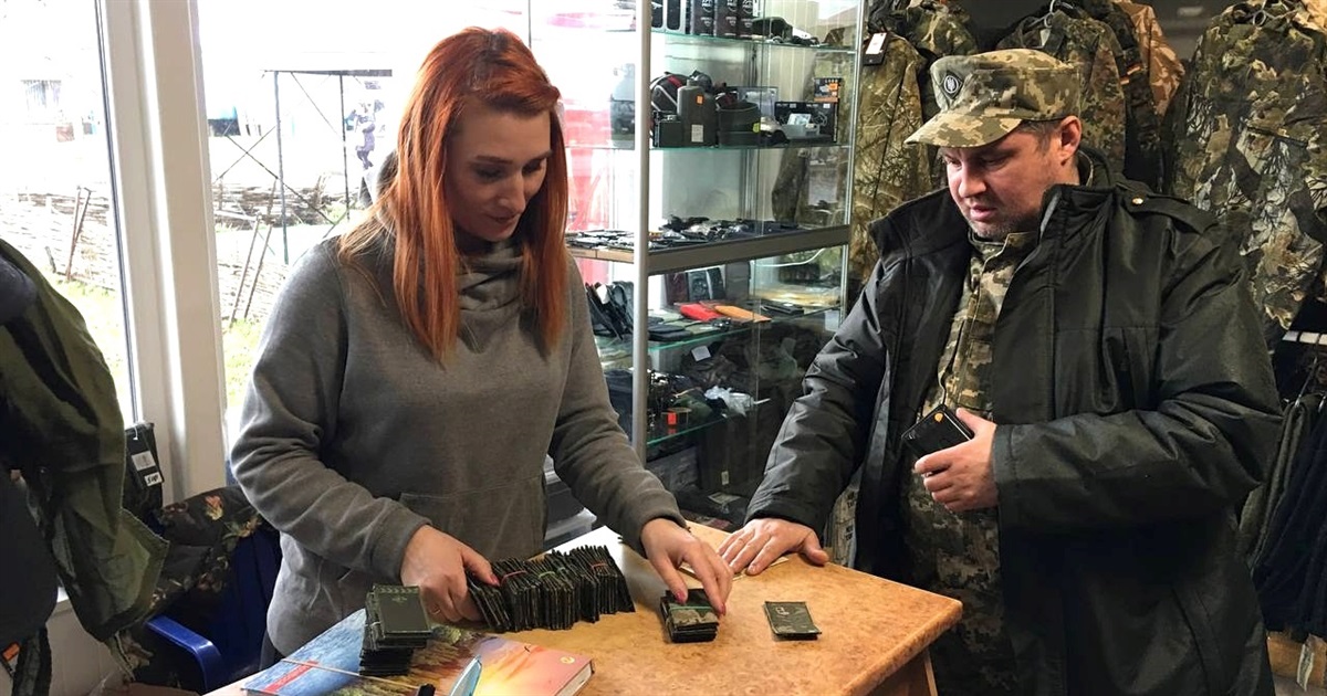 У магазині «London» військову амуніцію розкупили в перший день війни. Зараз її замовляють волонтери
