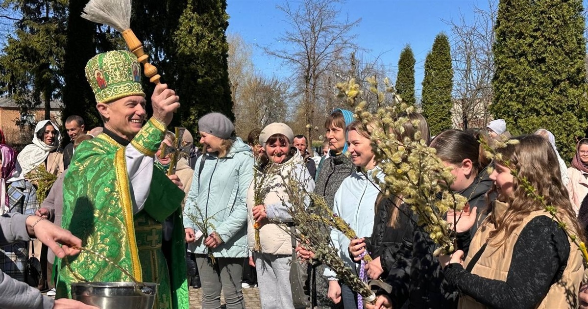 Вербна неділя у Старокостянтинові: віряни з родинами освячували вербу у храмах громади