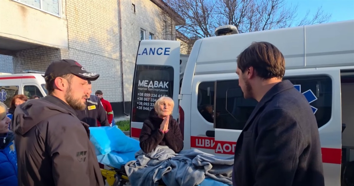 “Проліска” евакуювала поранену жінку з Костянтинівки. Вона самотужки вивезла з міста понад 100 людей