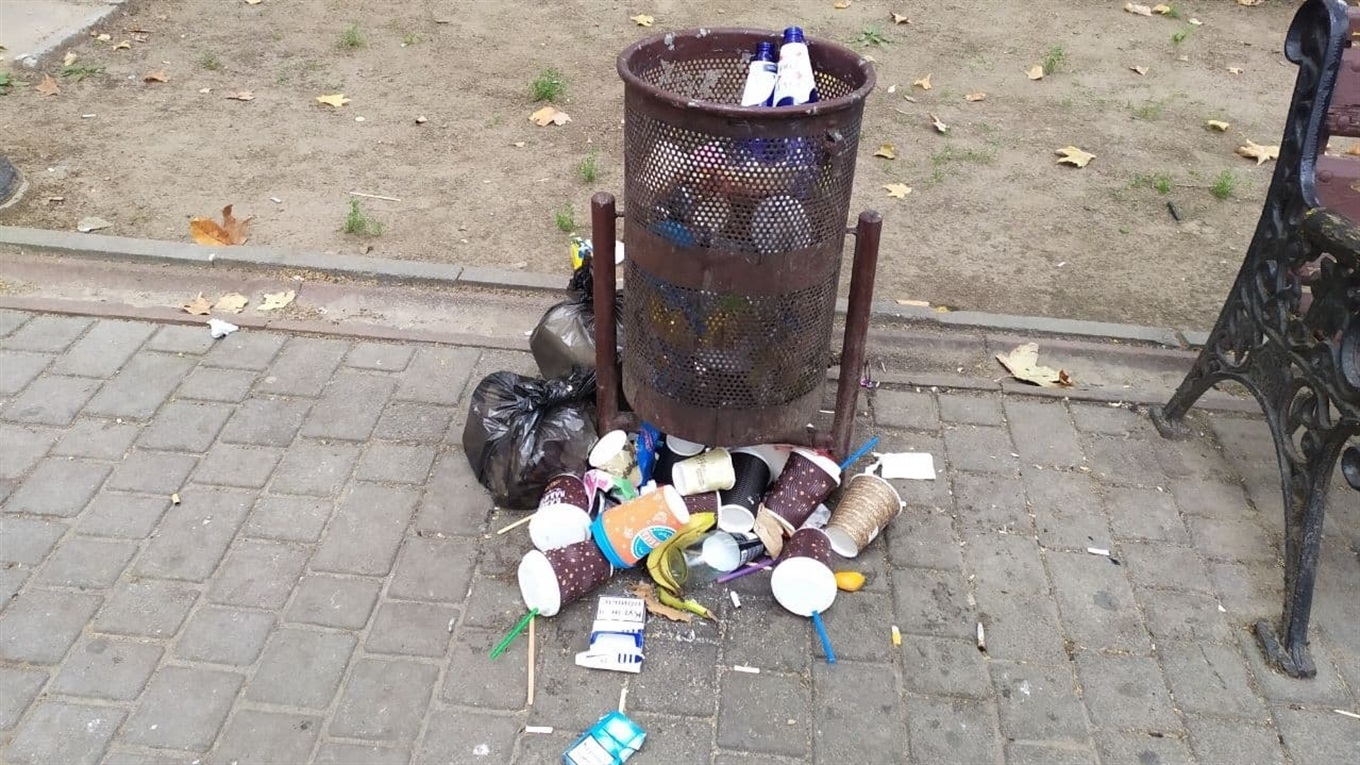 Темно і брудно. Ми пройшлись вулицею Суворова та Міським парком. Що робити, коли в місті брудно?