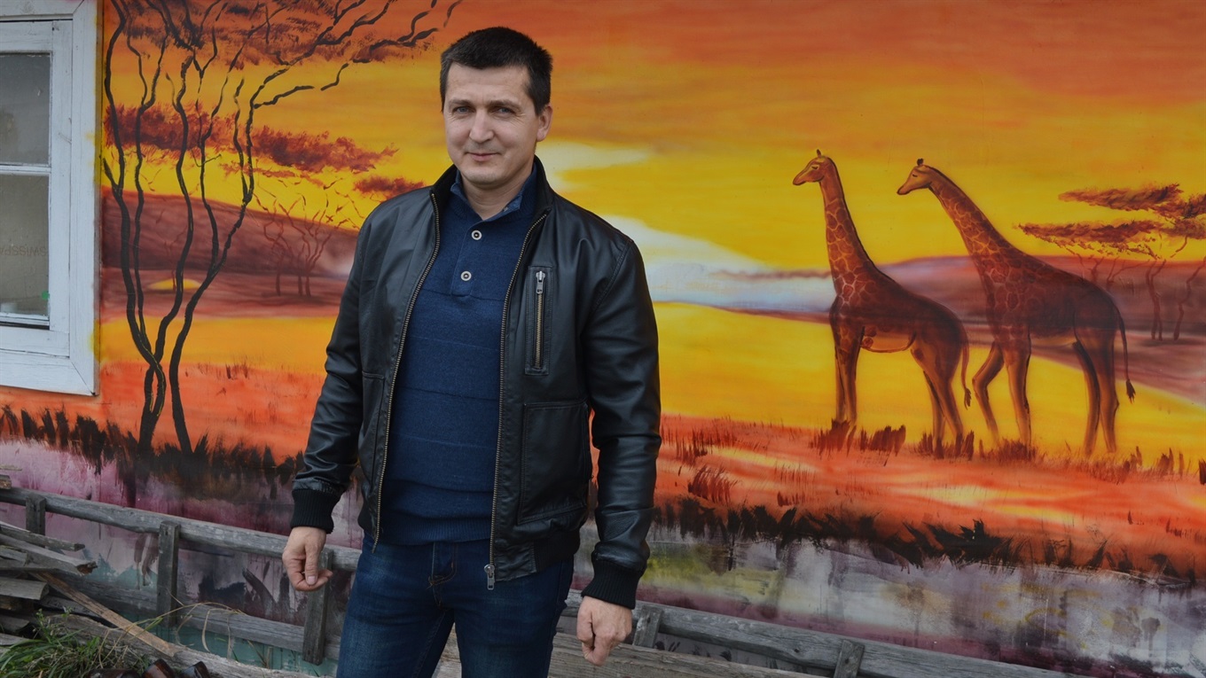 Корюківський художник намалював на сараї африканську савану і жирафів. І зараз мріє про виставку 