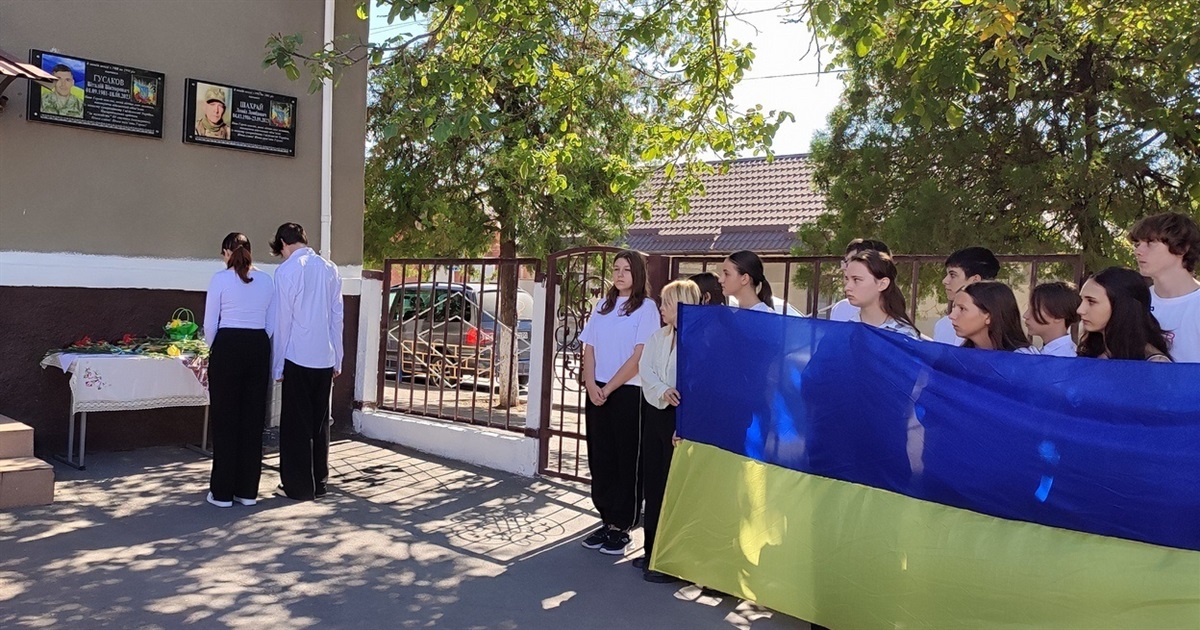 В Ізмаїлі вшанували пам'ять захисника Леоніда Шахрая, встановивши меморіальну дошку з його іменем