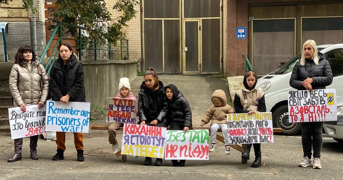 Де мій тато? Трирічний син захисника Маріуполя щодня ходить на пікет, щоб батька повернули з полону