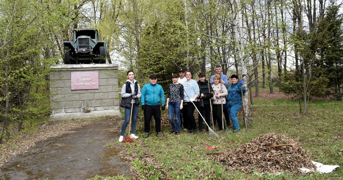У Жмеринці фахівці управління земельних ресурсів організували толоку у сквері по вулиці Асмолова