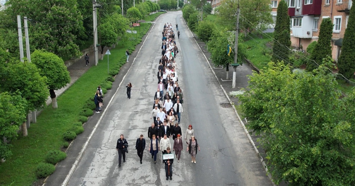 «Вже без бантиків, а на підборах». У Городку випускників привели на останній урок