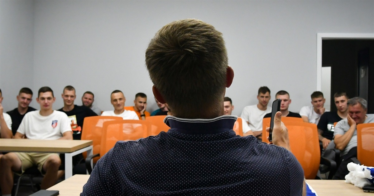 У футбольному клубі "Звягель" новий тренерський штаб — головним тренером призначено Юрія Максимова