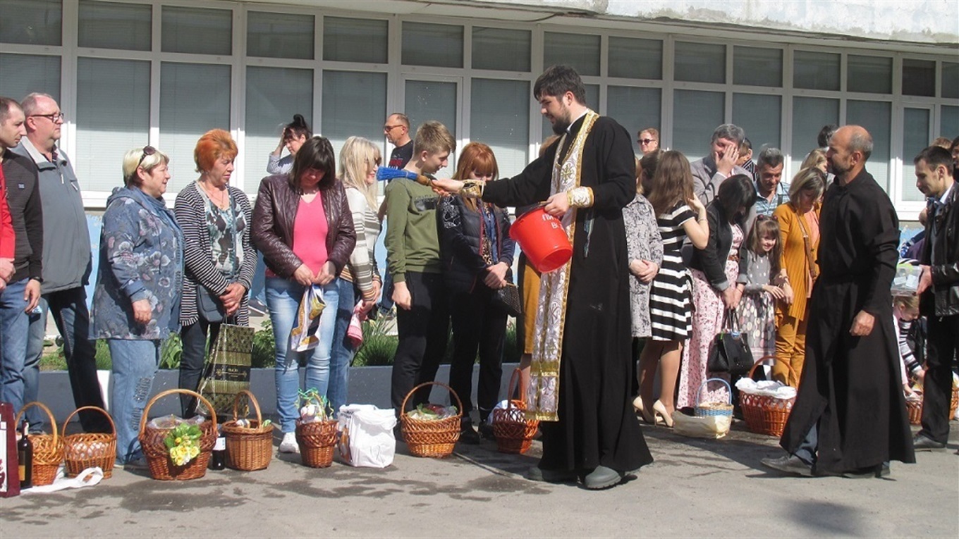 Мелитопольцы несли в церковь святить паски и яйца и почти перестали класть в корзинки алкоголь