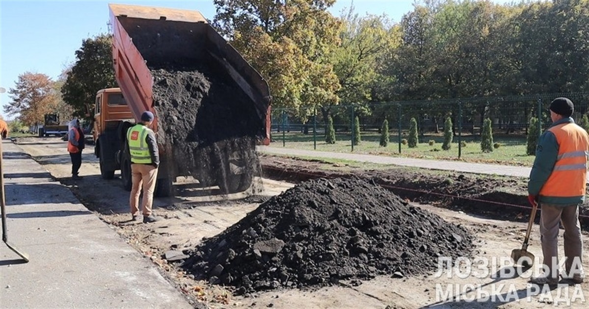Фото дня: у Лозовій біля ковідного стаціонару облаштовують додаткову автостоянку
