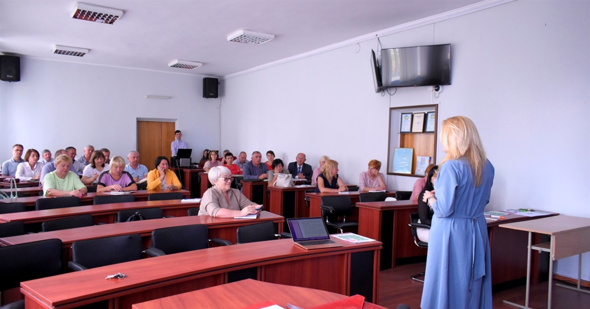 За шкільними партами чи дистанційно: у Жмеринці обговорили навчання учнів в умовах воєнного стану