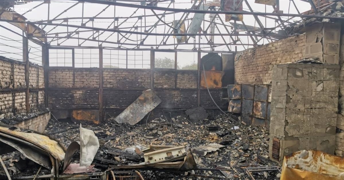 На Звягельщині згорів магазин — вогонь знищив все майно, перекриття будівлі та покрівлю