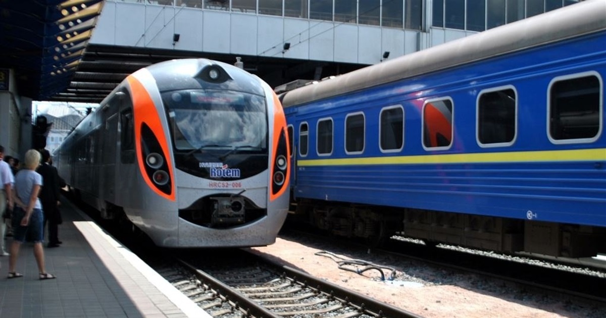 "Укрзалізниця" почала продаж квитків на всі поїзди далекого прямування через Viber і Telegram