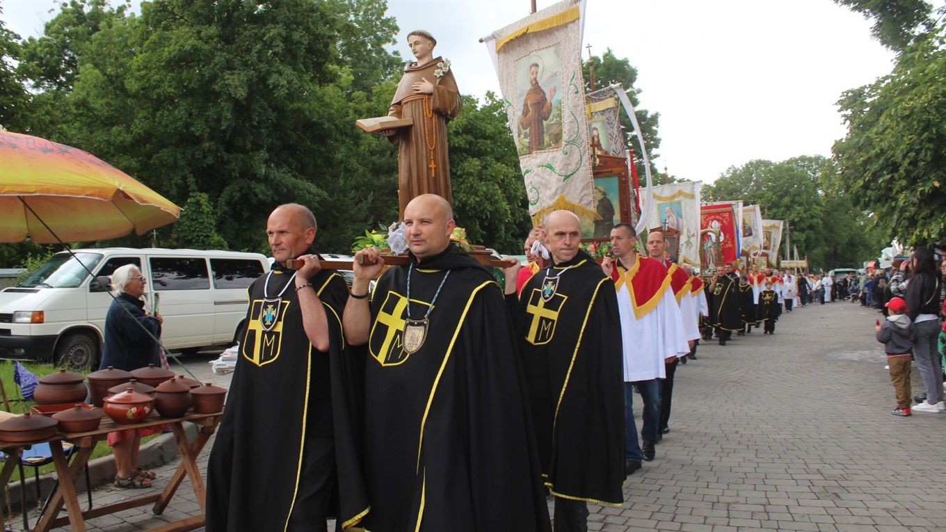 Процесія під дощем, лілії і сотні паломників. Як городоччани вшановували Св. Антонія Падуанського