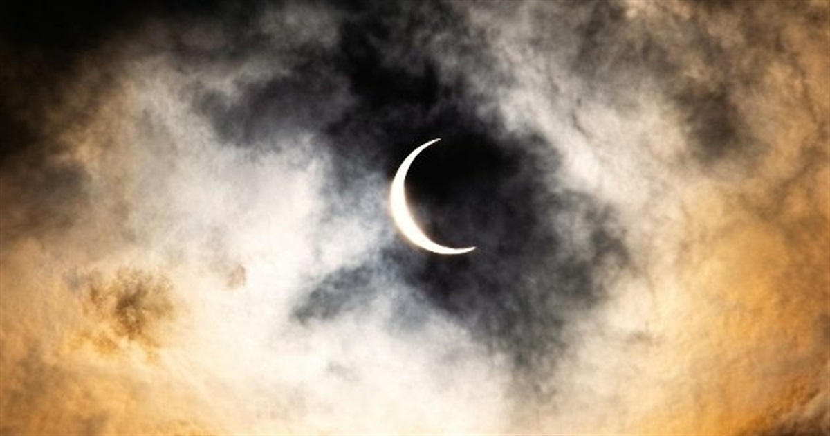 Місячний календар на жовтень 2025: повня, молодик і дні, яких варто уникати