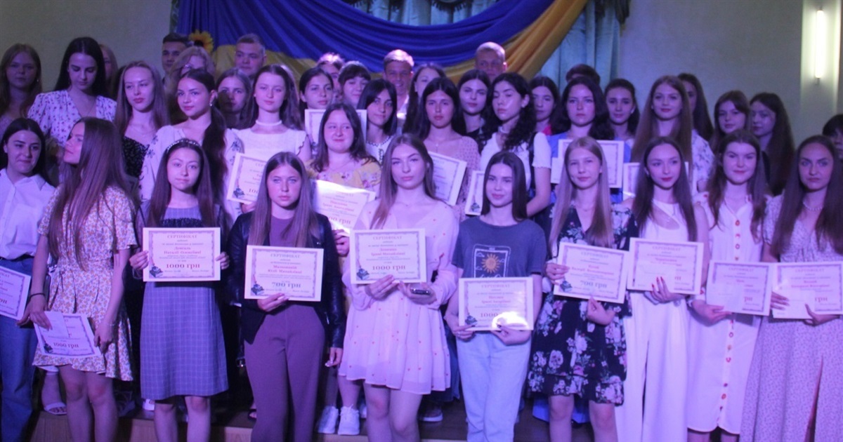 У Калинівці випускникам ліцеїв, які закінчили навчання з медалями, вручили премії міської ради