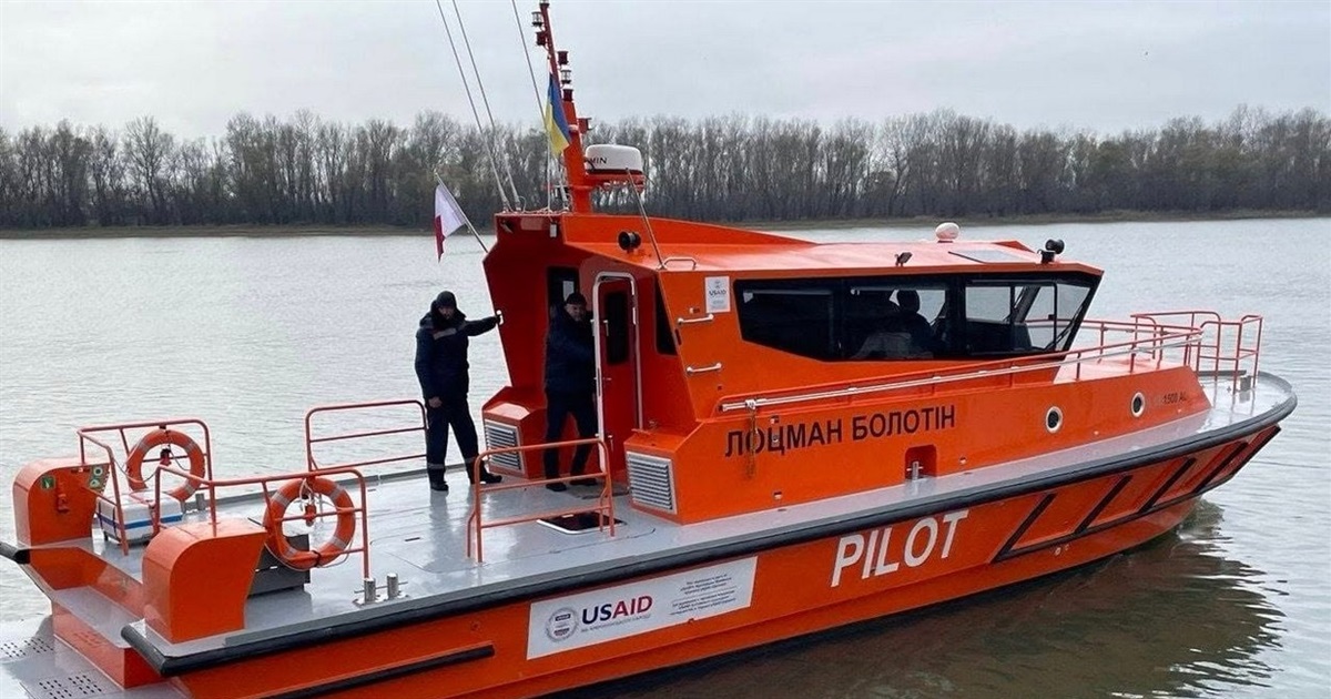 В Ізмаїлі на лоцманському катері «Болотін» урочисто підняли державний прапор України