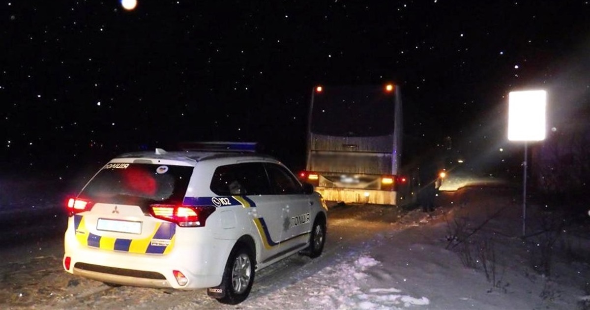 У Звягелі водій автобуса з пасажирами проїхав залізничний переїзд під час заборони руху