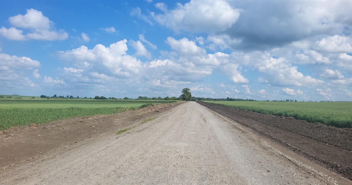 Не асфальт, але ям немає: на Чортківщині влада і бізнес спільно відремонтували дорожнє полотно