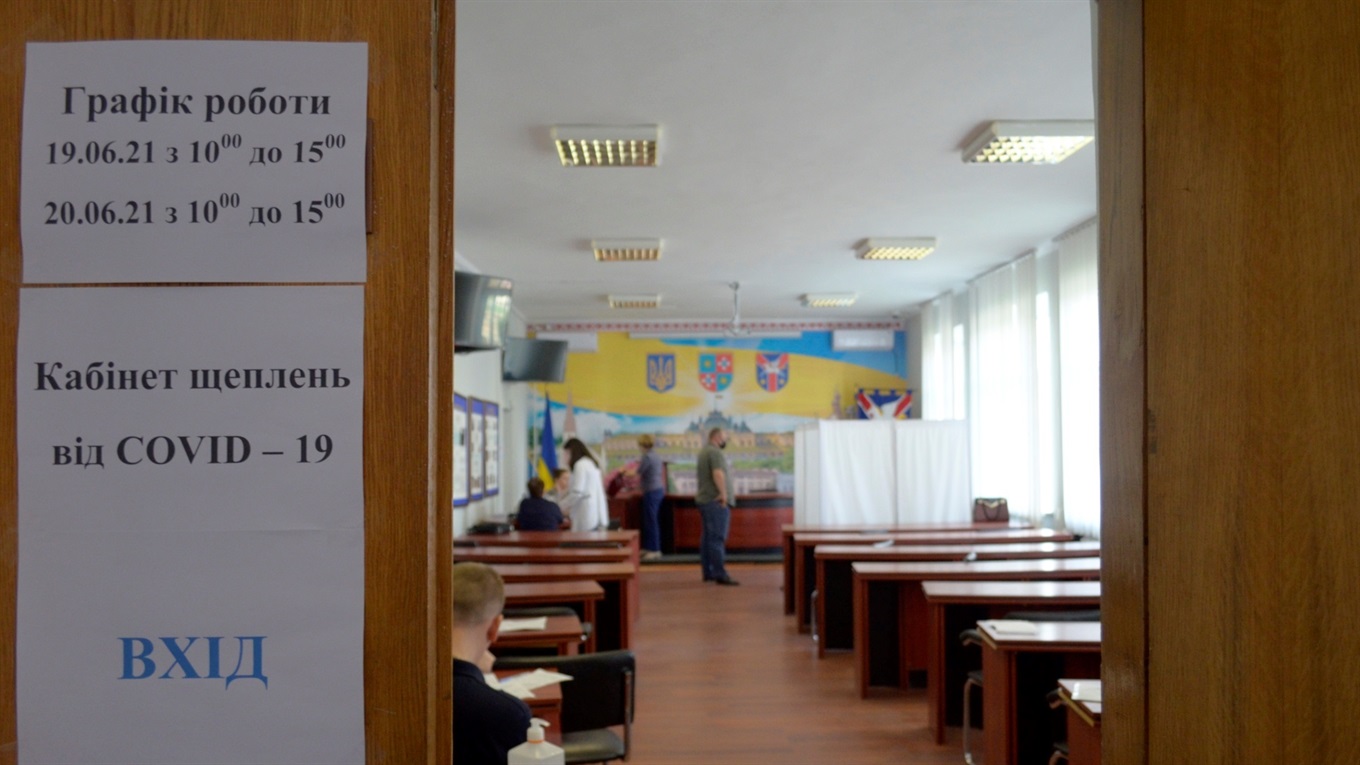 На 2 дні міська рада у Жмеринці перетворилася на пункт вакцинації від коронавірусу