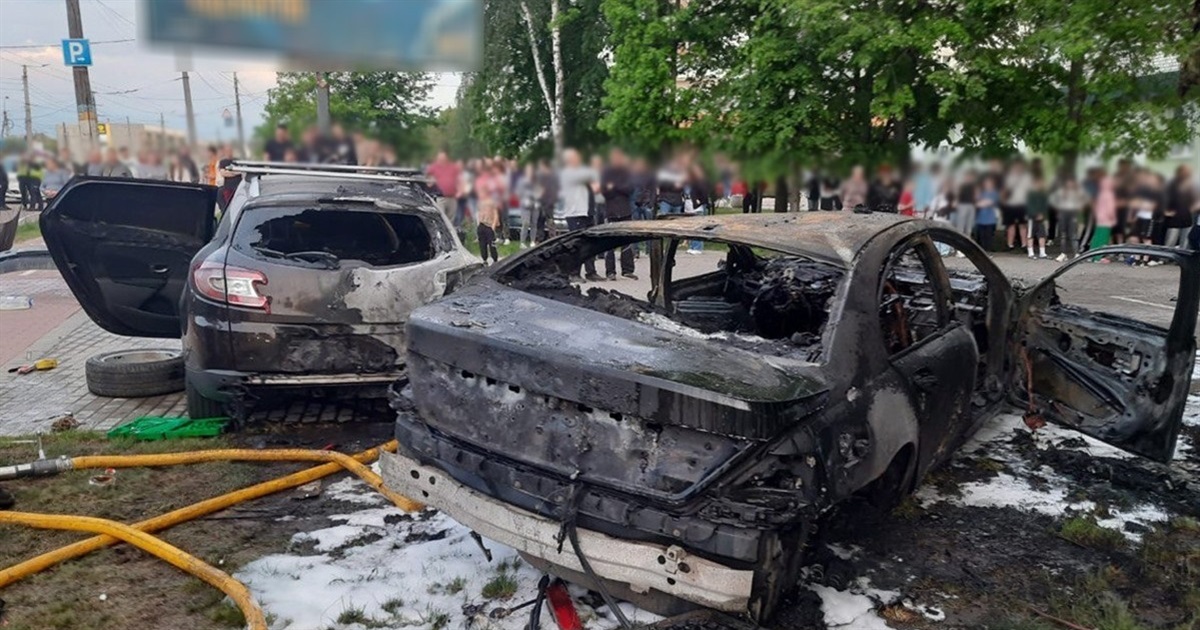 "BMW" врізався у припарковані автомобілі та спалахнув: ДТП на Житомирщині