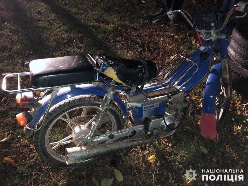У Покровському районі під мопед потрапила жінка