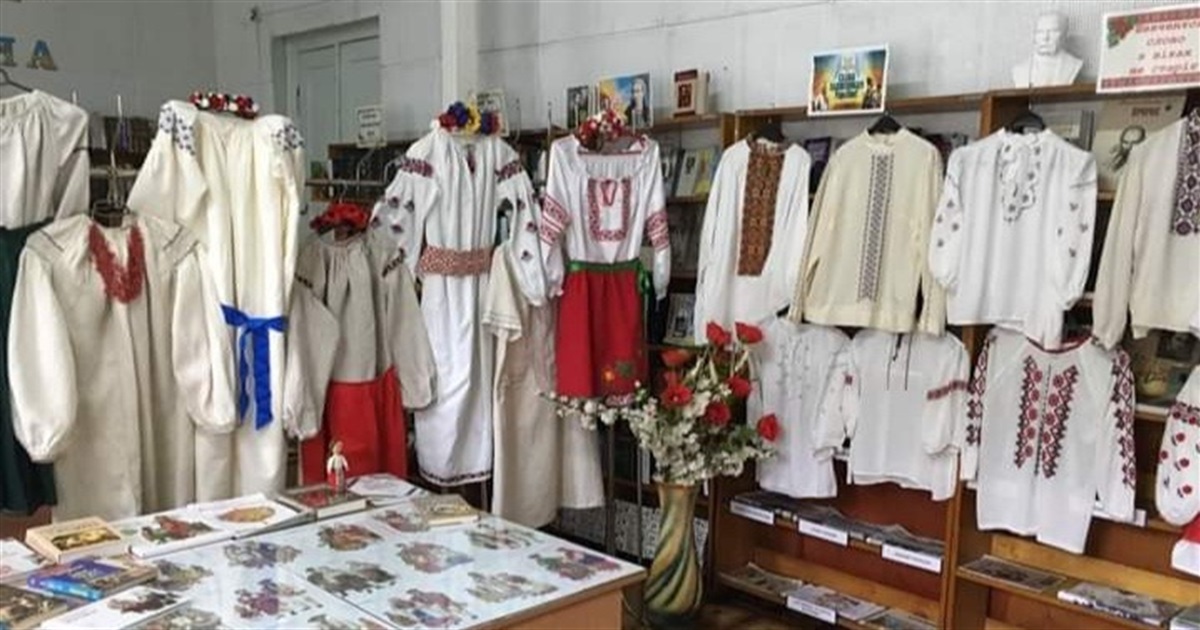 У Переяславській публічній бібліотеці відкрили експозицію вишиванок