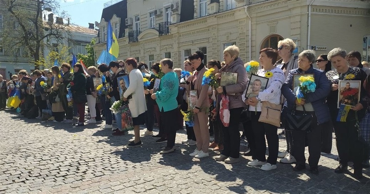У Києві родичі загиблих військових прийшли до Офісу Президента попросити справедливості щодо виплат