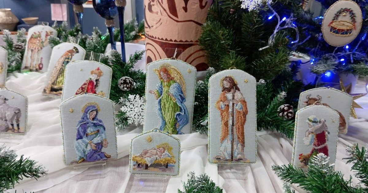 "Дванадцять днів Різдва": у Переяславі діє виставка вишитих ялинкових прикрас