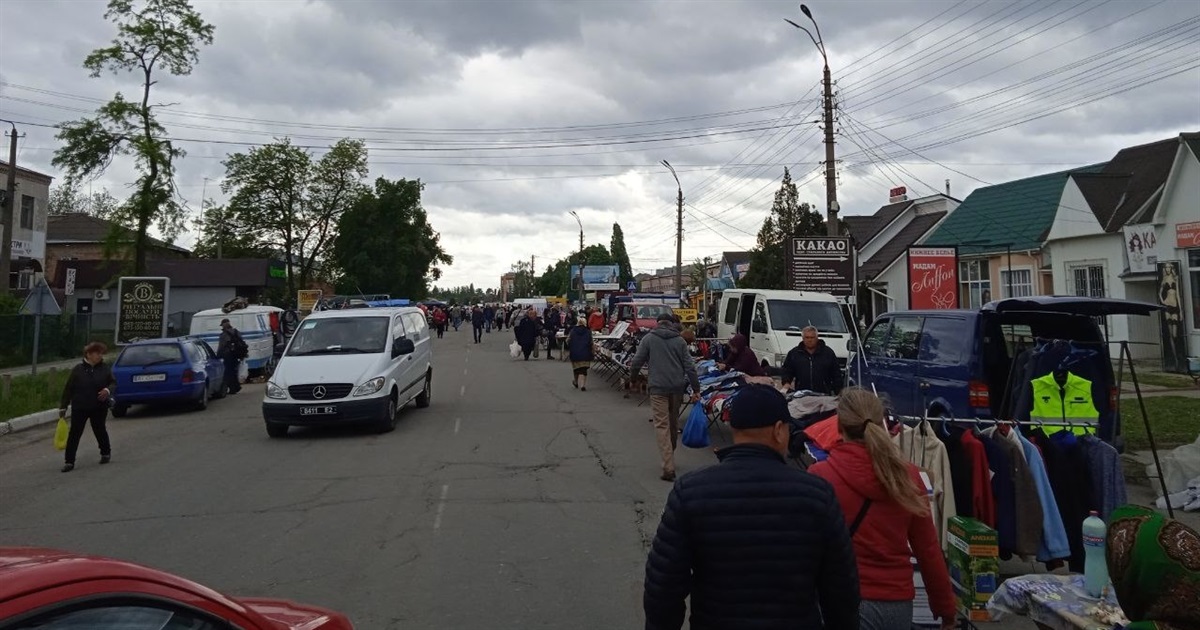 На Шкільній дозволили торгувати. А автомобілісти хочуть нею їздити. Репортаж з недільного базару