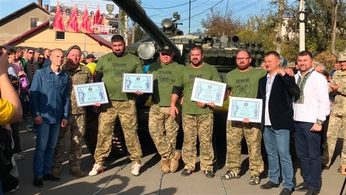 Мелитопольский богатырь с «коллегами» тянули «на буксире» танк и установили рекорд