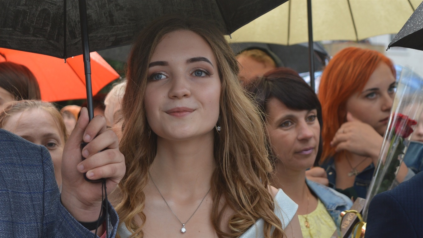 Корюківська особливість: загальноміський випускний вечір знову святкували з парасольками