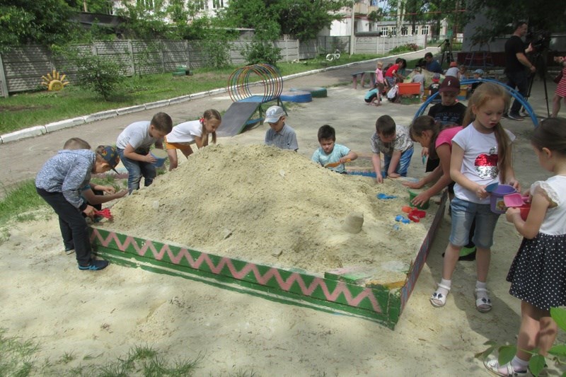 На радість малечі у місті оновлюються пісочниці