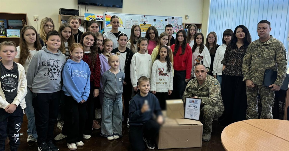 Старокостянтинівський НВК за виручені на ярмарку кошти закупив для військових засоби зв’язку
