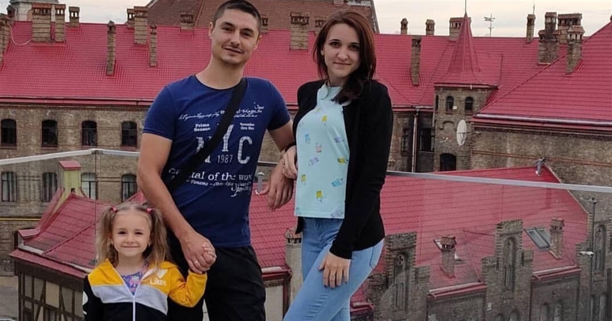 Маленька Надійка втратила маму під час обстрілу в Красногорівці. Її батько важко поранений