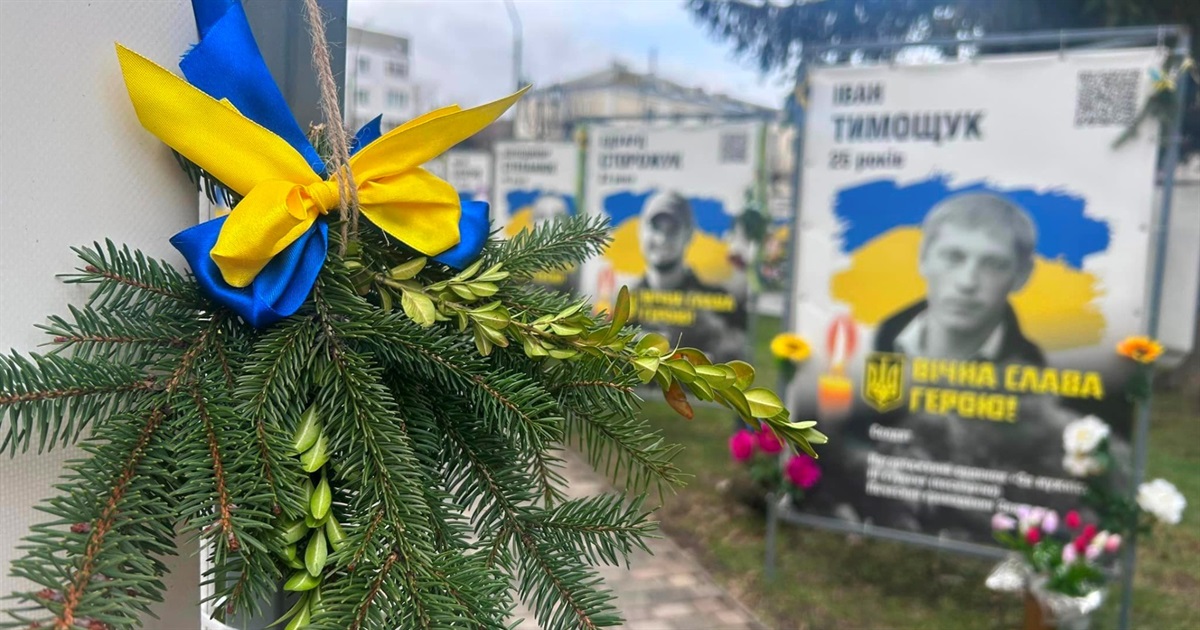 Різдвяний вінок для Героя: звягельська молодь сплела ялинкові гірлянди на честь загиблих Захисників
