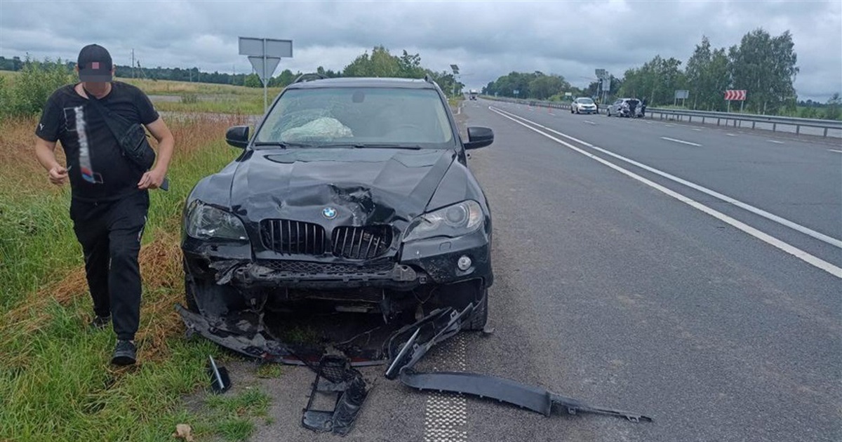 На трасі "BMW" зіткнувся з "Hyundai" — один з пасажирів госпіталізований до лікарні