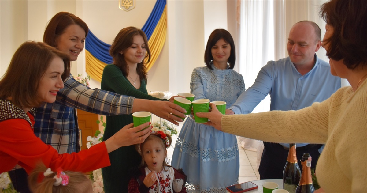 «Разом до Перемоги!»: у Жмеринці одружилися військовий ЗСУ Олександр із обраницею Поліною